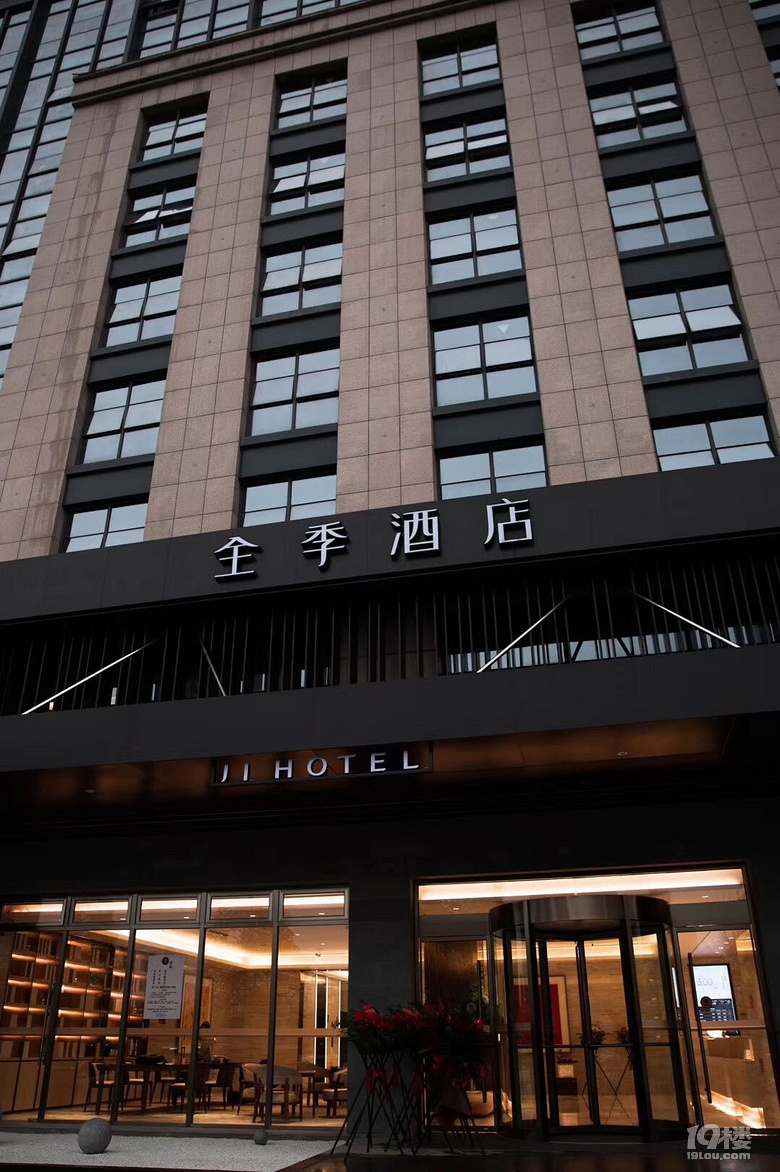 新年不如试着在一张陌生的床上醒来这家新开的酒店还蛮精致