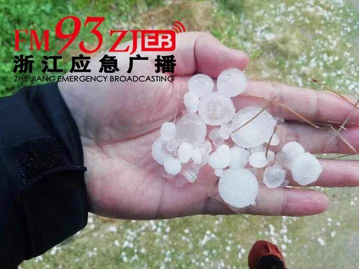 早上10点半天还是黑的!今早浙江多地遭遇了惊