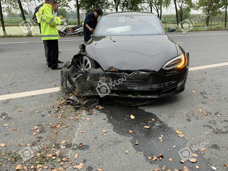 特斯拉撞了