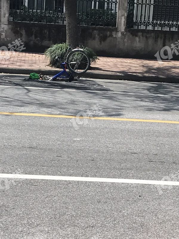 突发男子骑自行车掉进窨井中窨井盖打开着