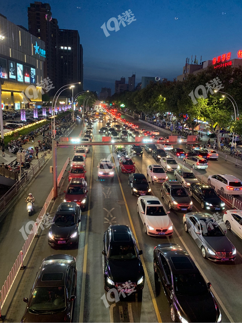 感觉全嘉兴的小情侣都出动了中山路堵爆路上车子密密麻麻
