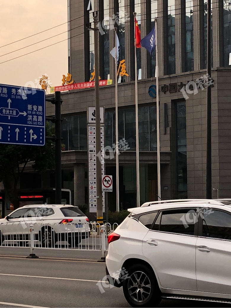 晒晒嘉兴街头的国庆元素我在宝地大厦祝伟大祖国生日快乐