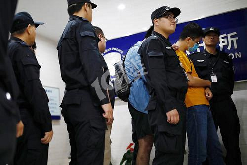 冻结3千万扣押6辆豪车昨晚嘉善押回110人都是网络赌博犯罪的