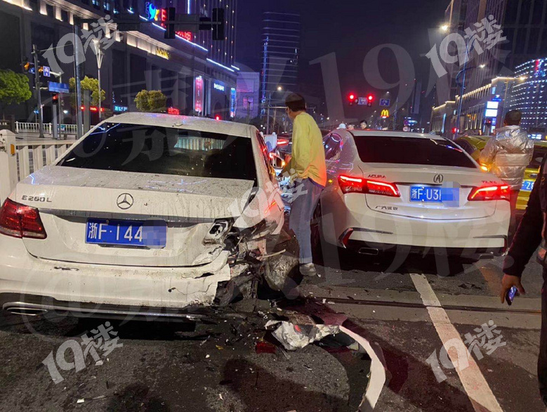昨晚嘉兴惨烈车祸奔驰被撞得稀巴烂肇事司机还逃了
