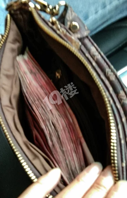 海宁环卫工捡到10000元现金厕所门口坐等2小时