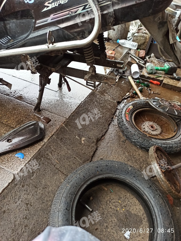 下雨天电瓶车坏在半路悲剧啊