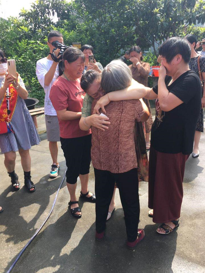 海宁80岁母亲放声大哭再也不让囡囡走了这对母女离别