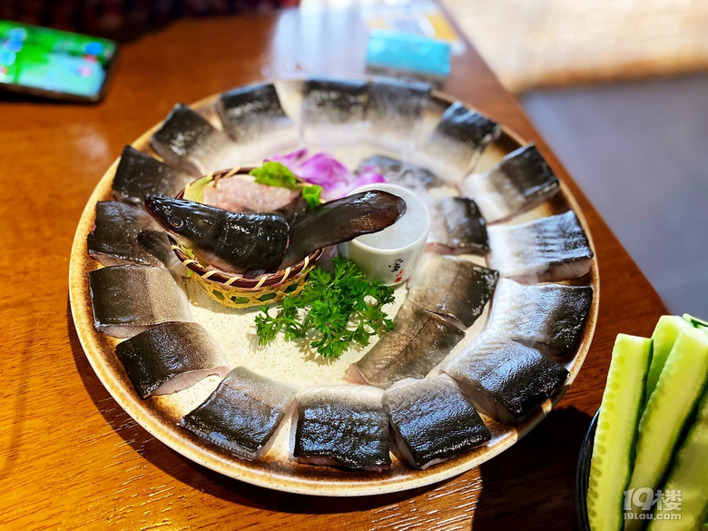 七月美食种草炭烤活鳗