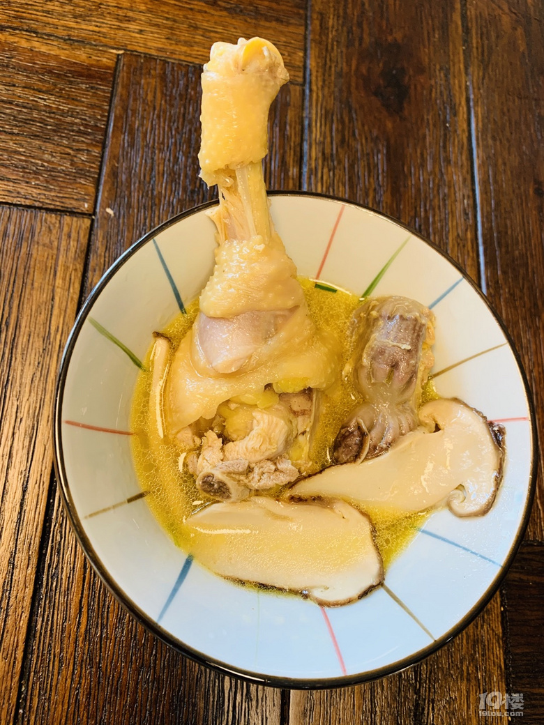 做一道国宴头菜松茸炖土鸡汤吃吃哇咔咔