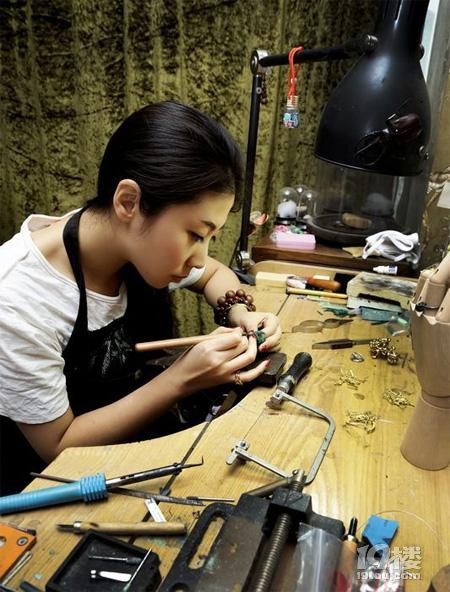 19楼钻爱一生金工课堂开课啦和ta来体验亲手制作首饰的乐趣