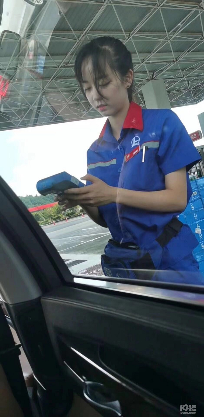 听说某中石化加油站有位漂亮的小姐姐有人说是嘉兴的