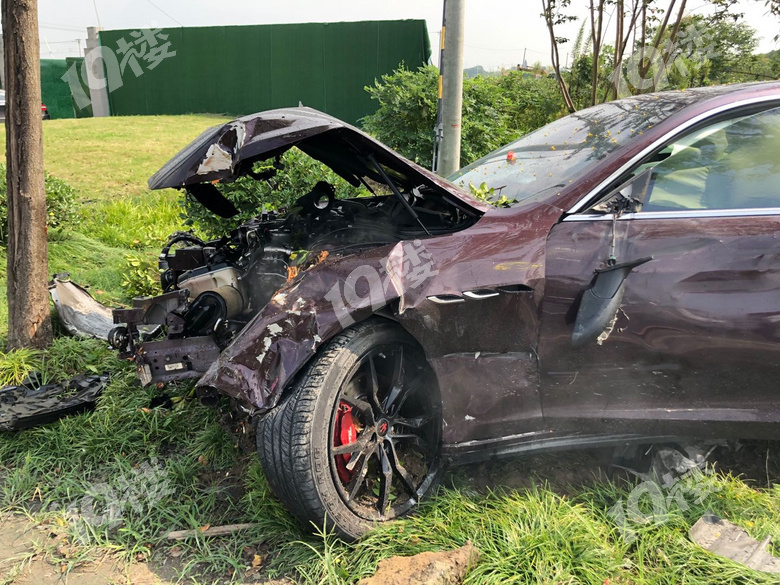 视频直击嘉兴玛莎拉蒂惨烈车祸人被撞飞数米车子近乎报废