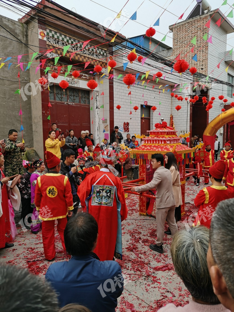 骑马坐轿子的婚礼70桌宴席好热闹