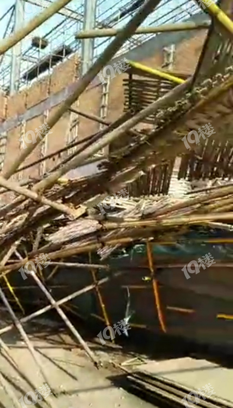 海宁盐仓一工地手脚架塌了