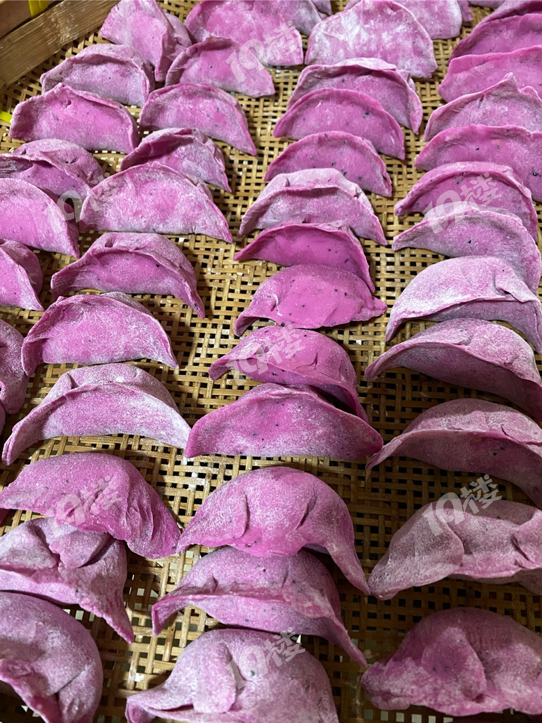 自己和面擀饺子皮自己包的火龙果饺子