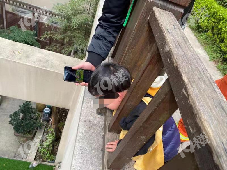 险嘉兴又有孩子被护栏卡住脖子了消防紧急施救5岁男童