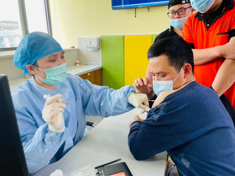 排队5分钟打针30秒在嘉兴打疫苗成了一种潮流现场都是人人人