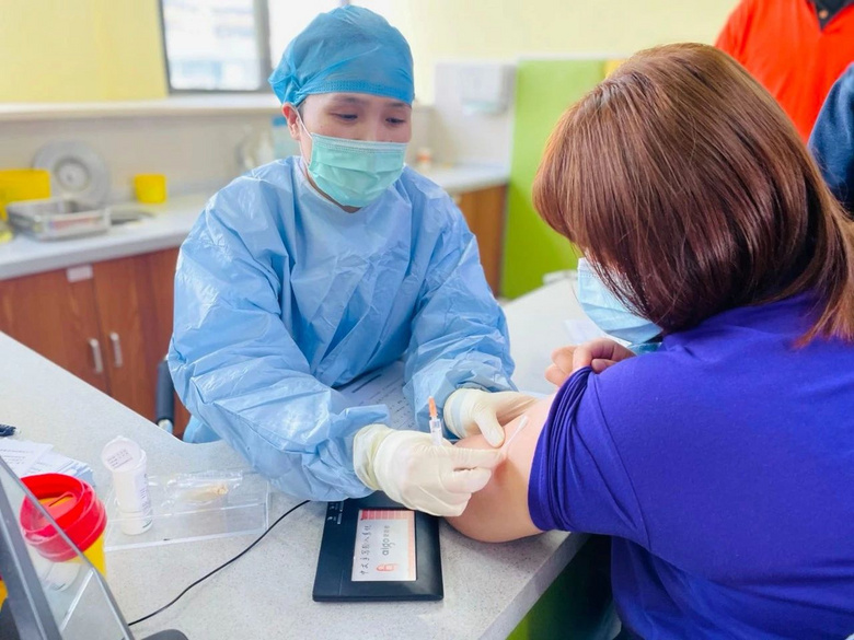 排队5分钟打针30秒在嘉兴打疫苗成了一种潮流现场都是人人人