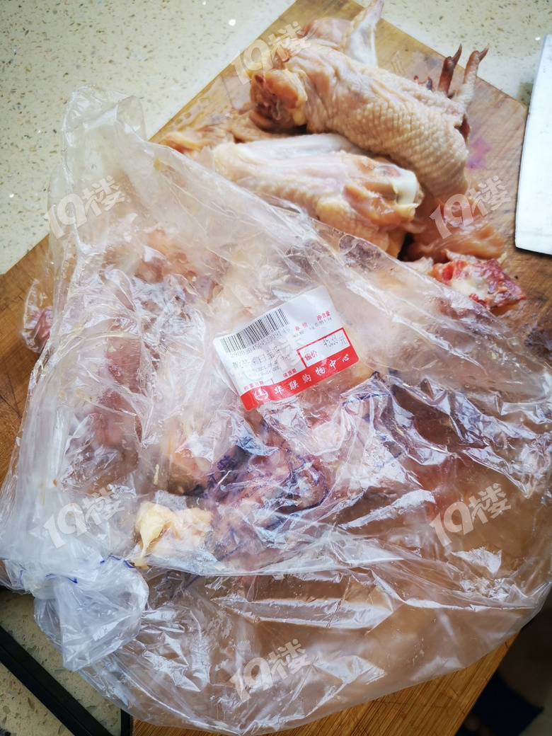 曝光曝光浙江海宁工人路华联超市一楼卖发臭长蛆散装白鸡