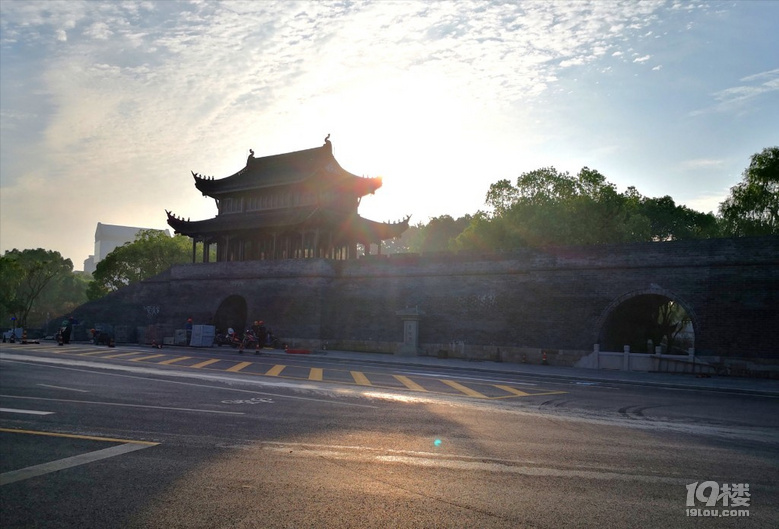 春波门是嘉兴古城之一狮子汇渡口古朴的老城墙独特的双洞箭垛