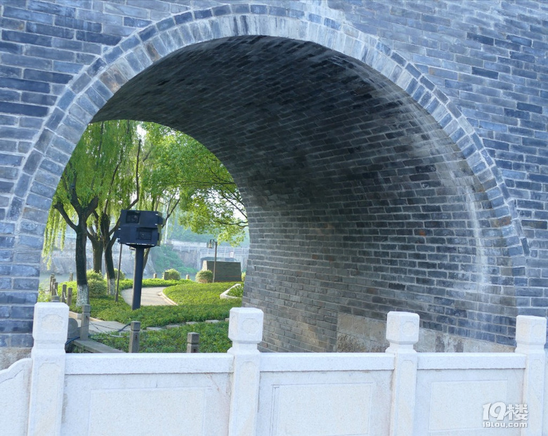 春波门是嘉兴古城之一狮子汇渡口古朴的老城墙独特的双洞箭垛