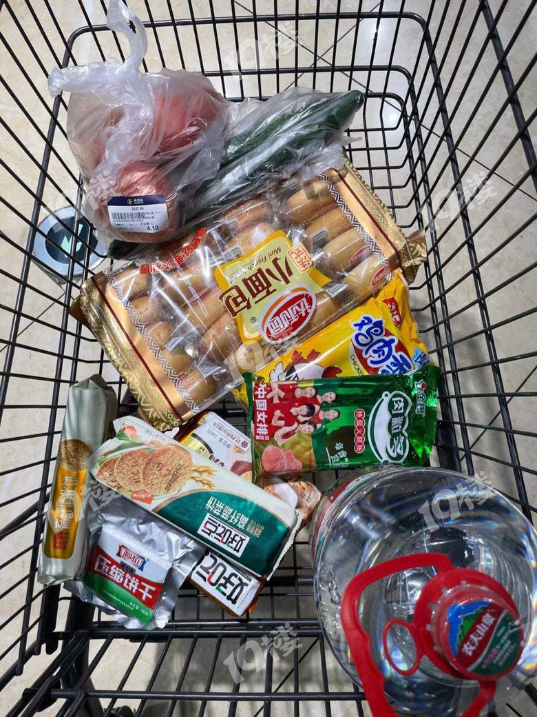 台风来袭,不少人都去超市囤货了!面包,肉肠,矿泉水最吃香!