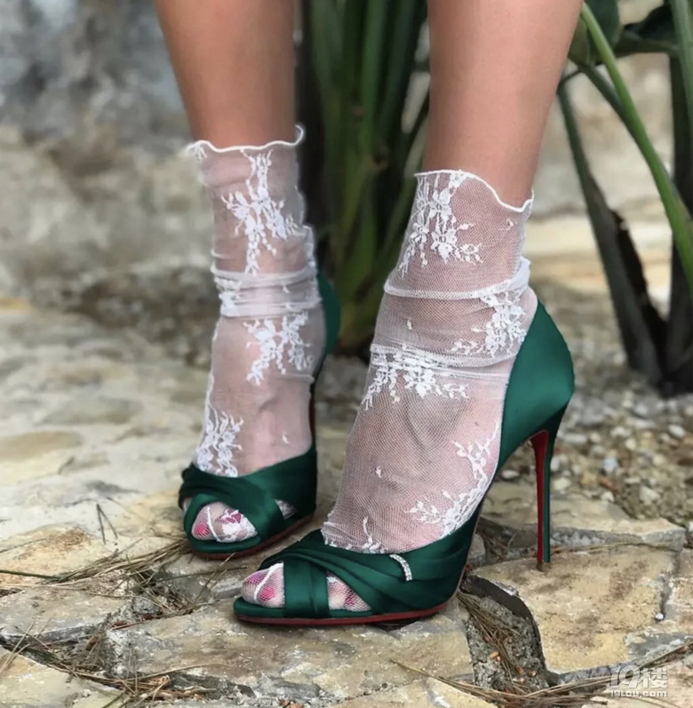 配着婚纱穿的蕾丝袜你能get到它的美么