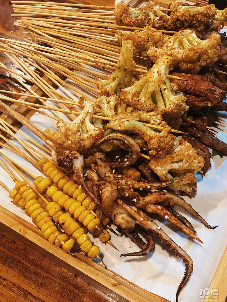 十二月美食种草-深夜吃烧烤夜宵约上几个朋友喝点小酒