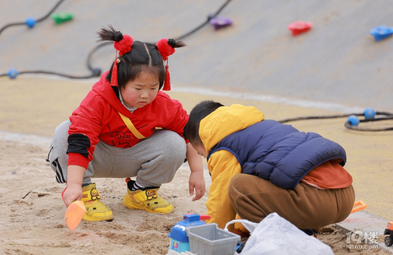 人类幼崽在玩耍