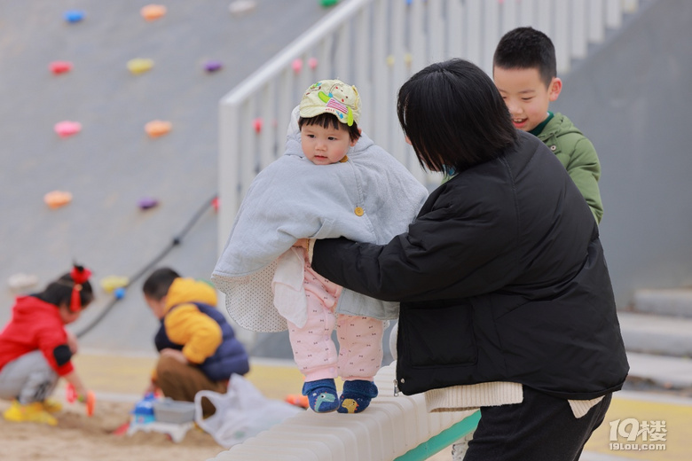 人类幼崽在玩耍