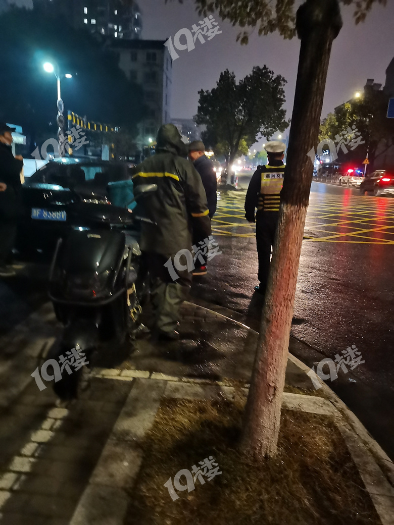 晚上突发!一外卖电瓶车撞上私车尾部!交警判定无责!-讲空头-嘉兴19楼