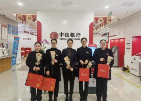 �������� ���ֽ���  �������м��˷��оٰ���ף���˸�Ů�ڻ