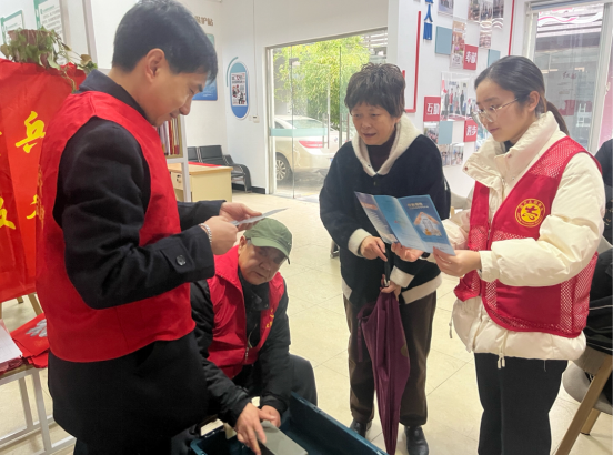 建行嘉兴南湖支行开展学雷锋志愿服务和金融知识普及活动
