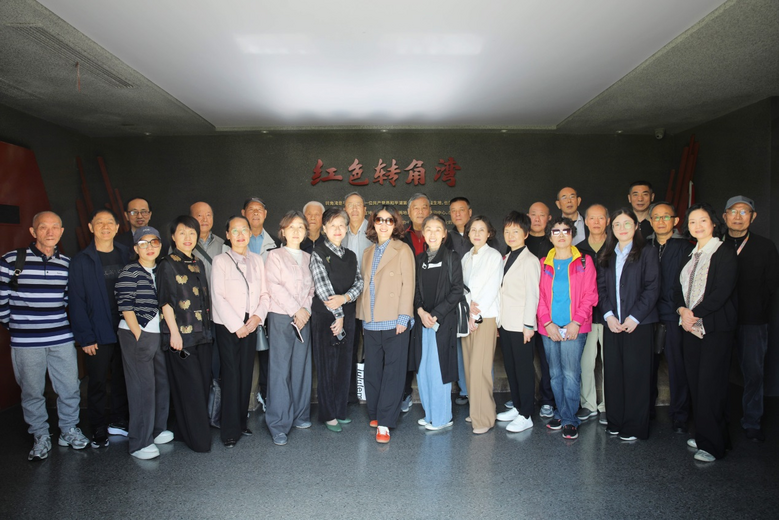 ��׷�ݺ�ɫ���䣬���п�ս�������⵳�ջ