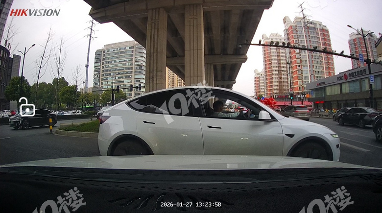 乱开车你是牛啊！滴喇叭催促还要骂骂咧咧