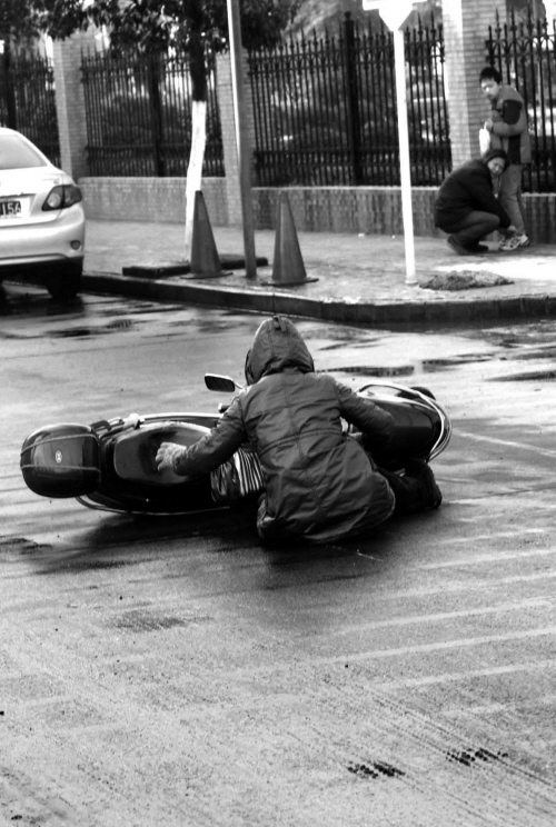 水管破裂路面结冰骑车市民摔倒无数