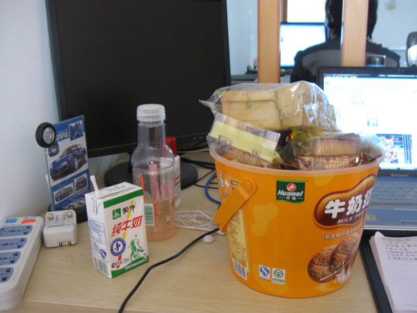 夏安同志不在我偷偷的发一贴小猪的零食办公桌