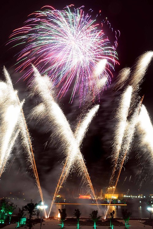 大型焰火晚会今晚举行