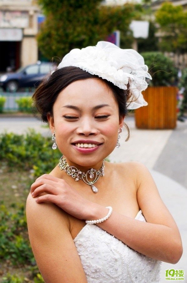 凤姐超大胆有沟婚纱照她的笑征服世界