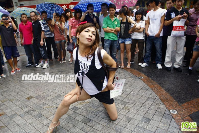 东莞贤淑哥扮热辣美女街头摆撩人造型征友