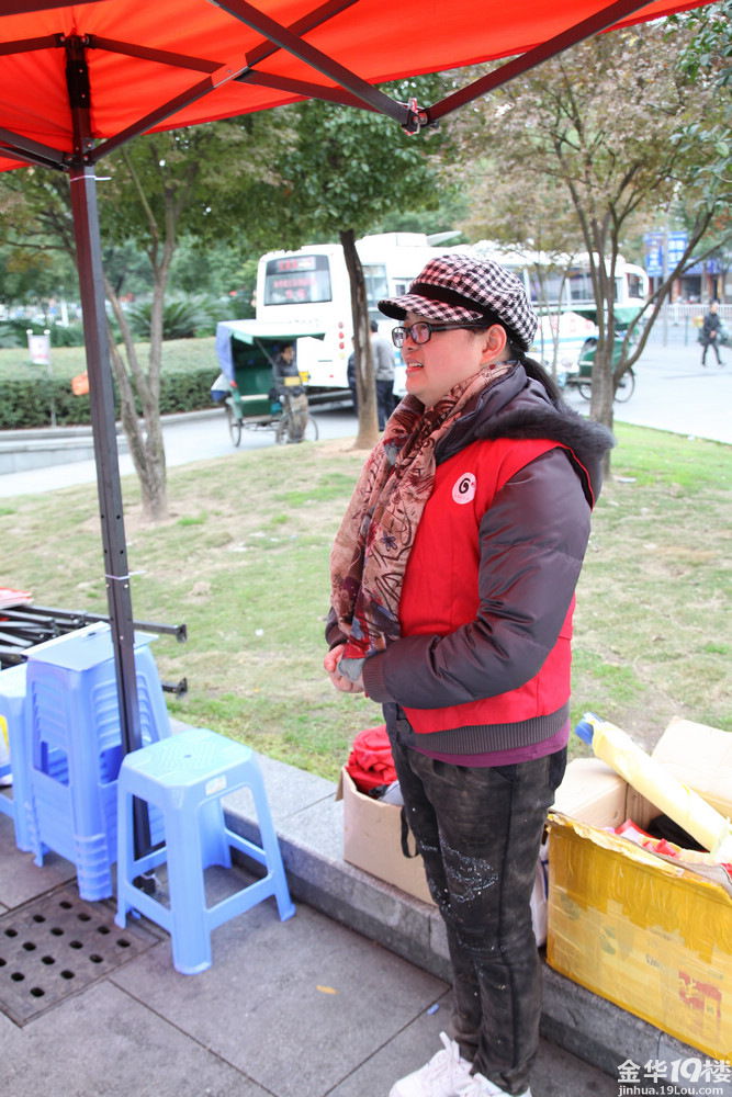 2011 义乌志愿者协会旧衣服大型募捐活动开始