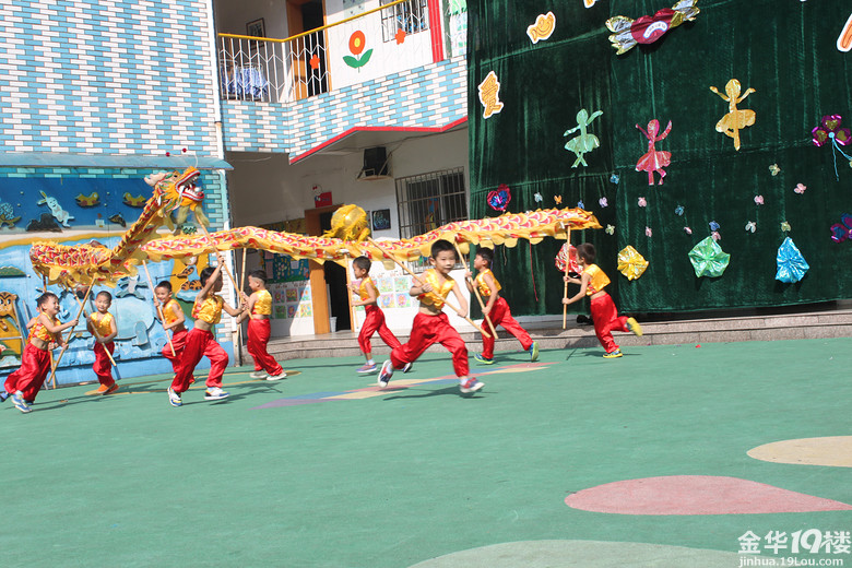 【随手拍】戴红花、秀节目、送面条,小恒宝宝