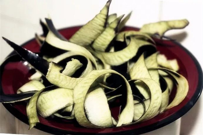 用茄子的这个部位煮水,一冬不咳嗽!还能抗癌和防老,千万别扔