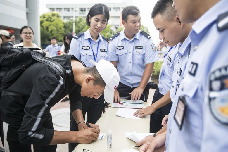 金华19楼 金华消息 帖子 在报到现场,学生处处长吕欣透露,前一阵子有