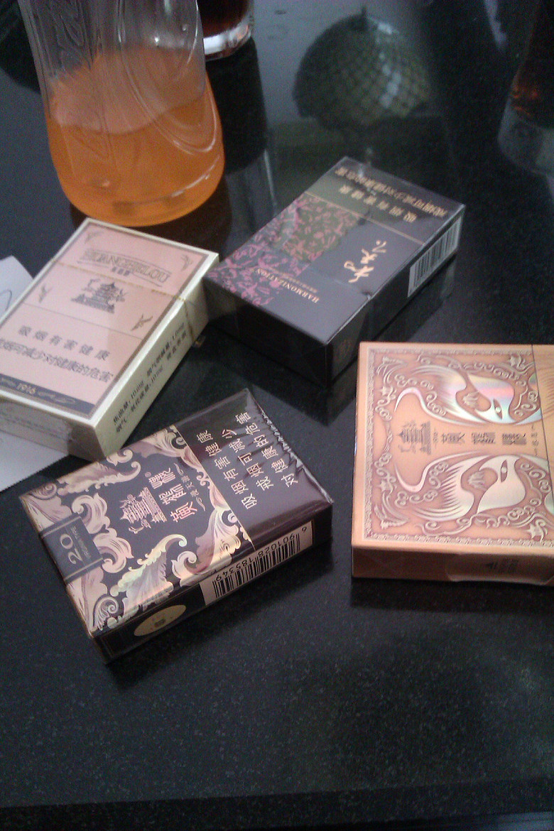 出售3包名烟黄鹤楼1916和天下