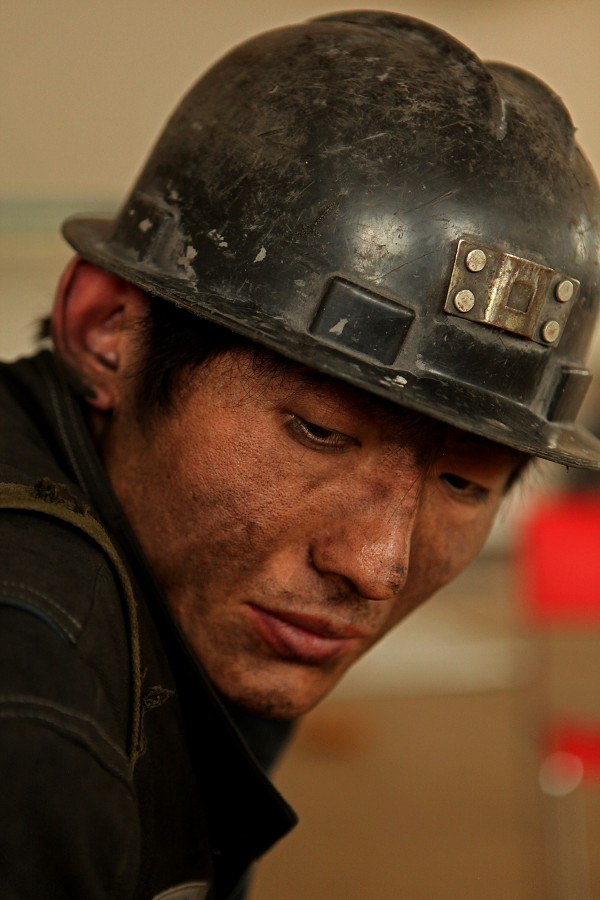 陕西南梁煤矿的矿工们