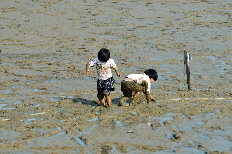 玩泥巴的小妞 流鼻血图片