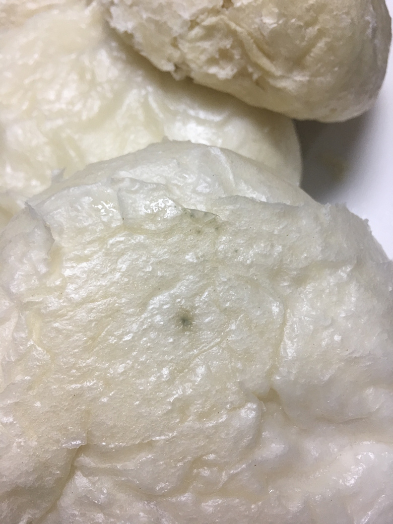 在新民街悟所味饭店吃到发霉馒头老板却说吃不坏