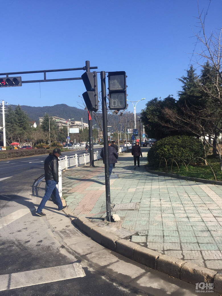 吴越大街华兴汽车城十字路口人行道红绿灯故障