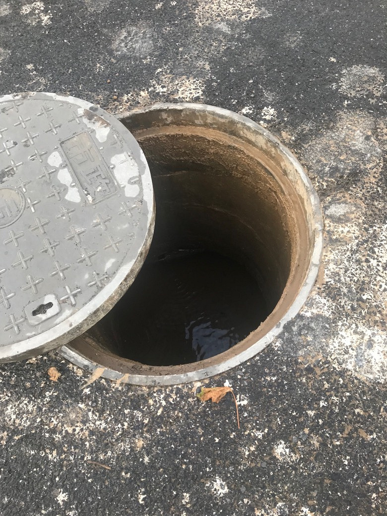 小金跑现场第195期长西线北五路口附近窨井盖打开已恢复